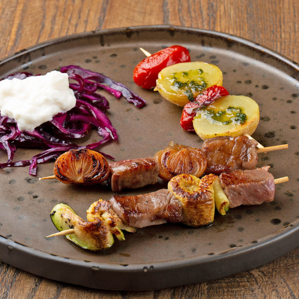 Degustazione di wagyu Kyoto Miyabi su spiedino,
con Insalata di crauto e maionese al rafano,
Patate rosti e pomodorini.

Il Wagyu è una razza bovina giapponese, gli animali vengono allevati in ambienti rilassanti e silenziosi e l'assenza di stress porta una morbidezza inarrivabile da altre carni. L'alta percentuale di marezzatura è il 