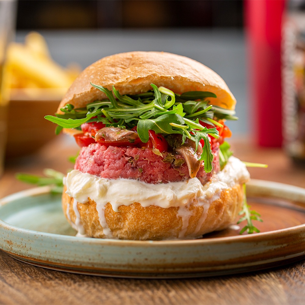 ORA CON FILETTI DI ACCIUGA DEL CANTABRICO E PANE AL LATTE PIÙ GRANDE!
PANE ARTIGIANALE AL LATTE, STRACCIATELLA DI LATTE, 130 GR DI TARTARE DI PIEMONTESE BATTUTA A COLTELLO CON CAPPERI E CIPOLLA DI TROPEA, POMODORINI DI COLLINA CONDITI CON OLIO EVO GUGLIELMI, BASILICO E ACCIUGHE DEL CANTABRICO, RUCOLA

BURGER: 15,80 €
BURGER + DIPPER: 18,80 €
BURGER + DIPPER CACIO E PEPE: 20,80 €
PANE SENZA GLUTINE: +2,50 €


ALLERGENI: 1,4,7,11