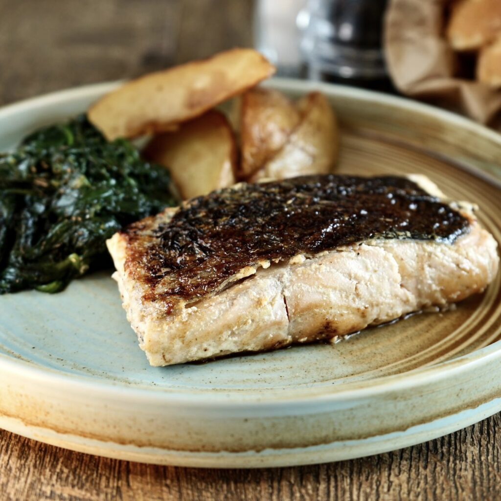 Salmone alla piastra. Servito con spinaci saltati e patate al forno.

ALLERGENI: 4,5